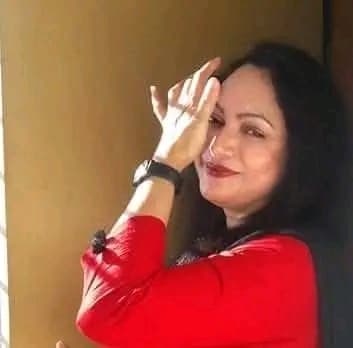 লেখিকা বই পড়ছেন